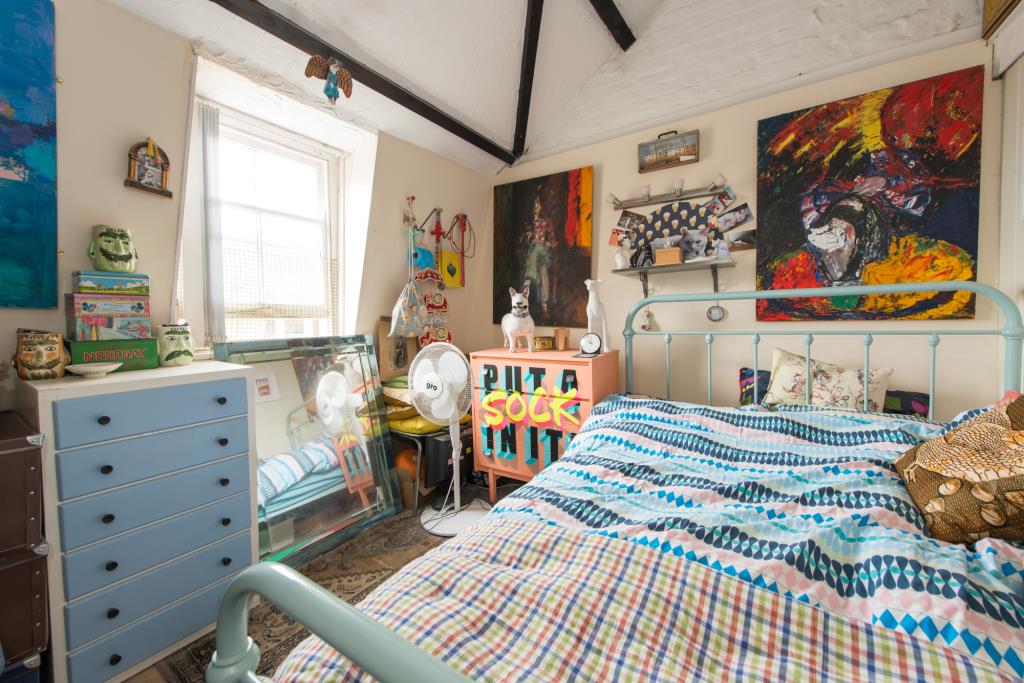 Lot: 125 - FOUR STOREY COMMERCIAL PROPERTY IN TOWN CENTRE - Top floor bedroom